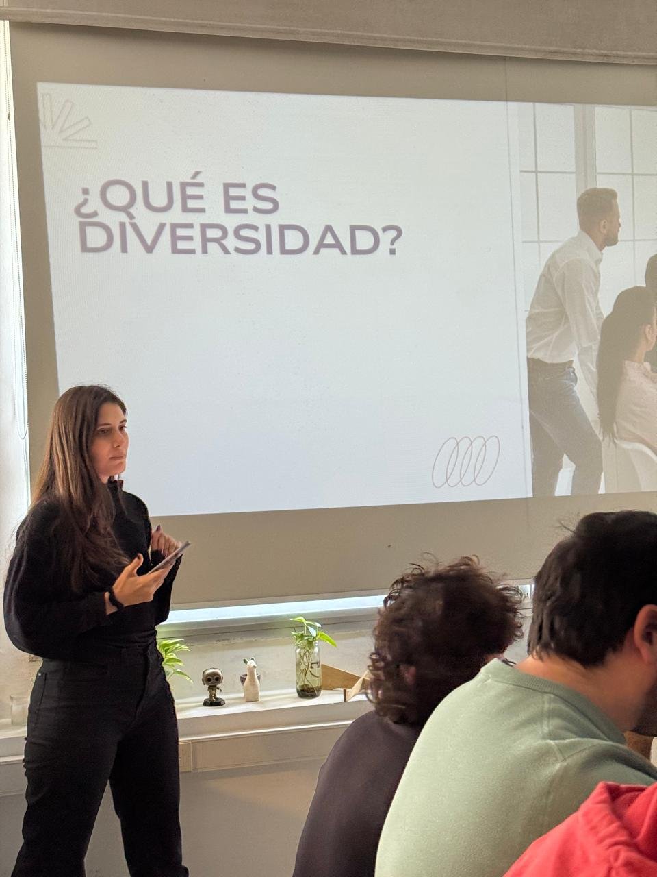 Equipo de profesionales colaborando en una oficina moderna